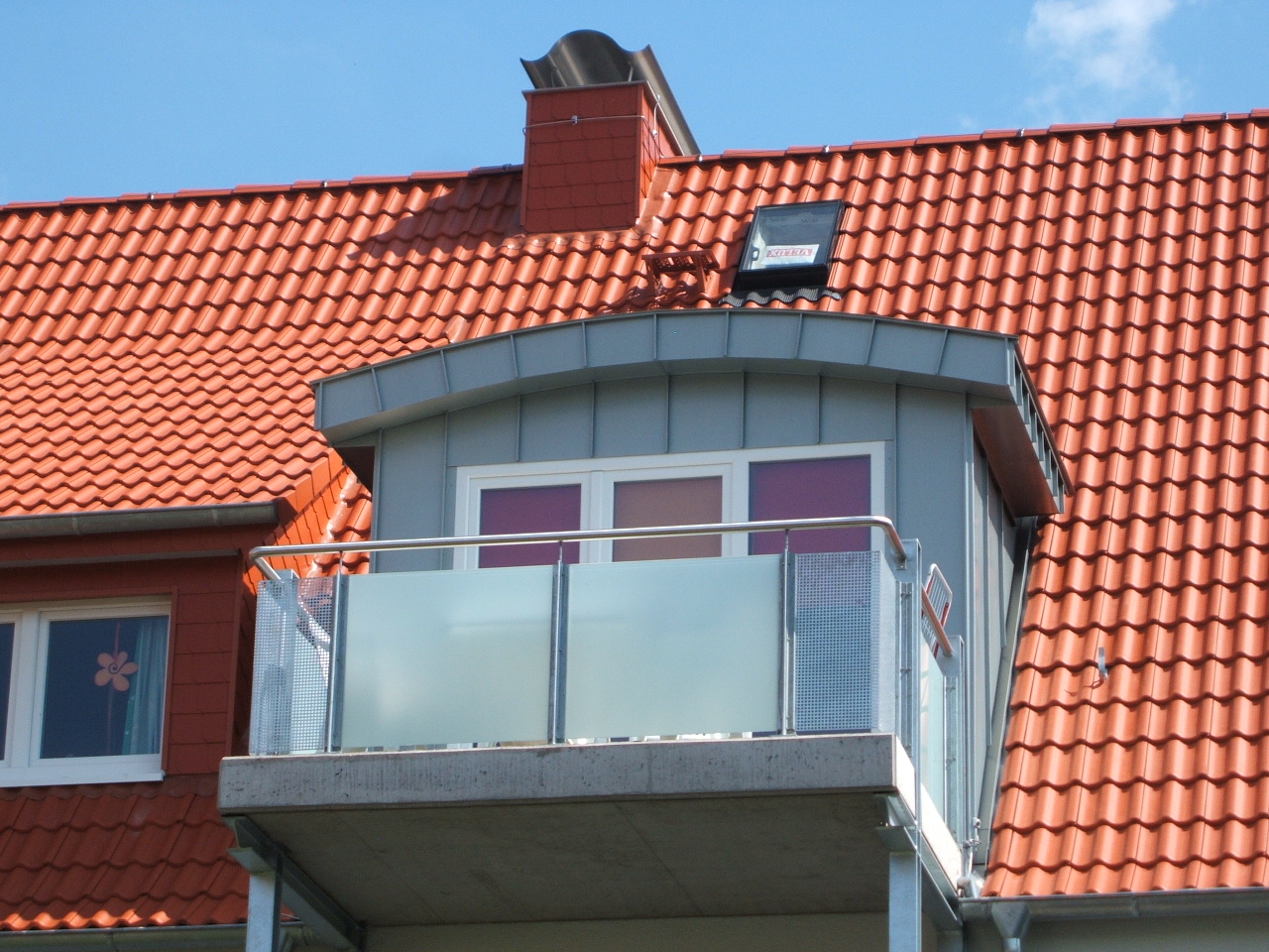 Segmentbogengaube mit Balkon